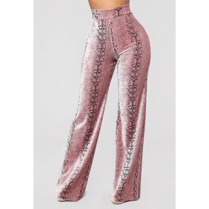 Fashion Nova « Not Sneaking Snake Print Pants »
